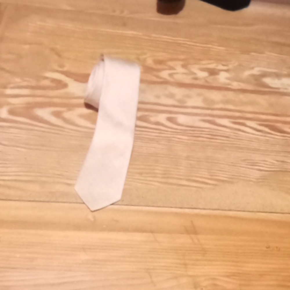 The bar white 20% silk 80% linen necktie plane
